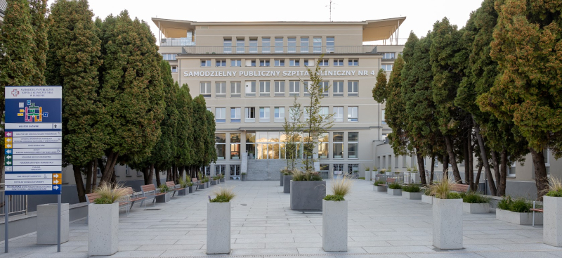 Wejście główne do szpitala po pracach termomodernizacyjnych