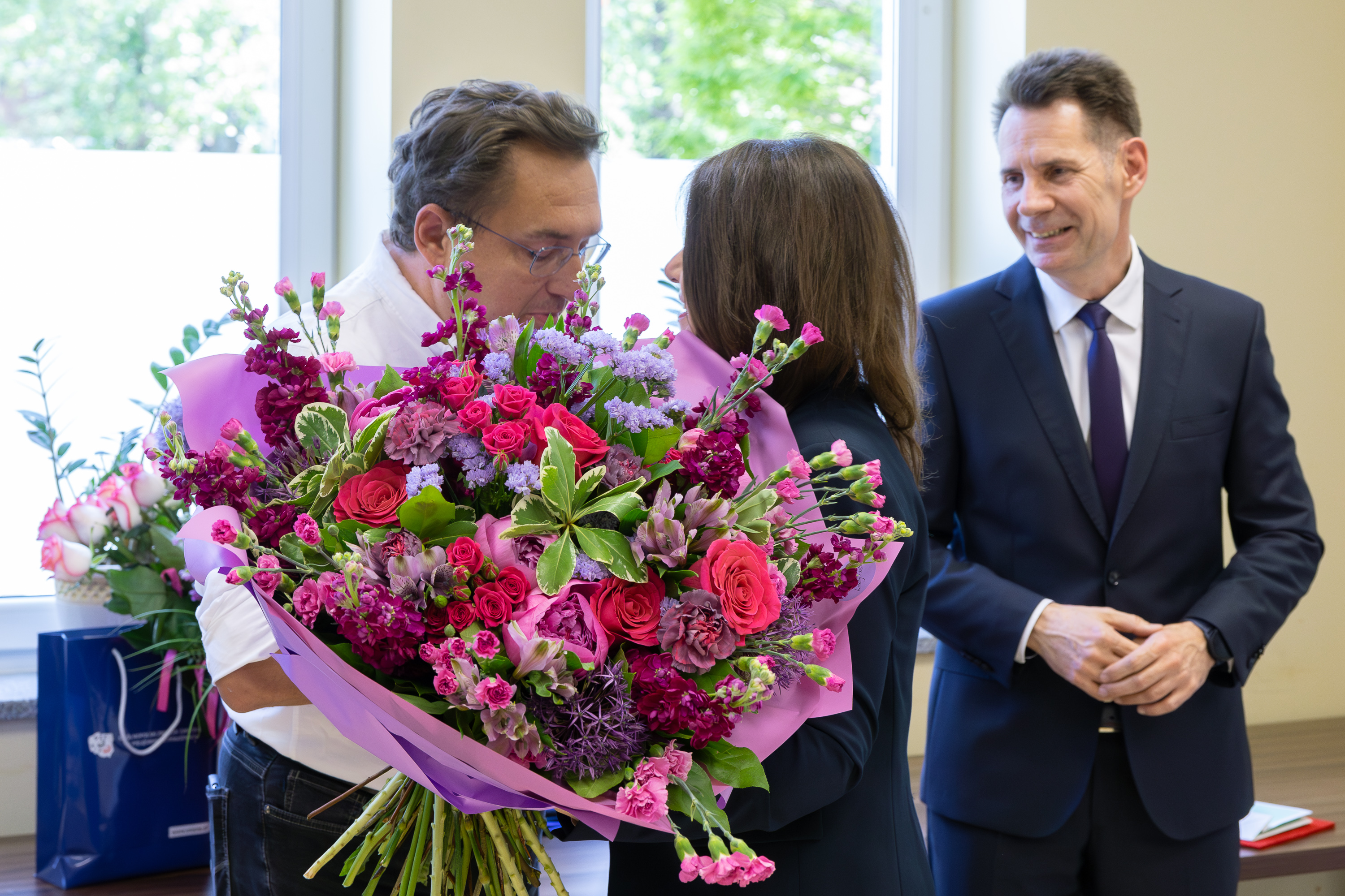 Zastępca Dyrektora ds. finansów i rozwoju Michał Szabelski wręcza bukiet kwiatów Naczelnej Pielęgniarce Pani Dorocie Flis. Obok nich Dyrektor Naczelny SPSK Nr 4 dr n. med. Radosław Starownik.