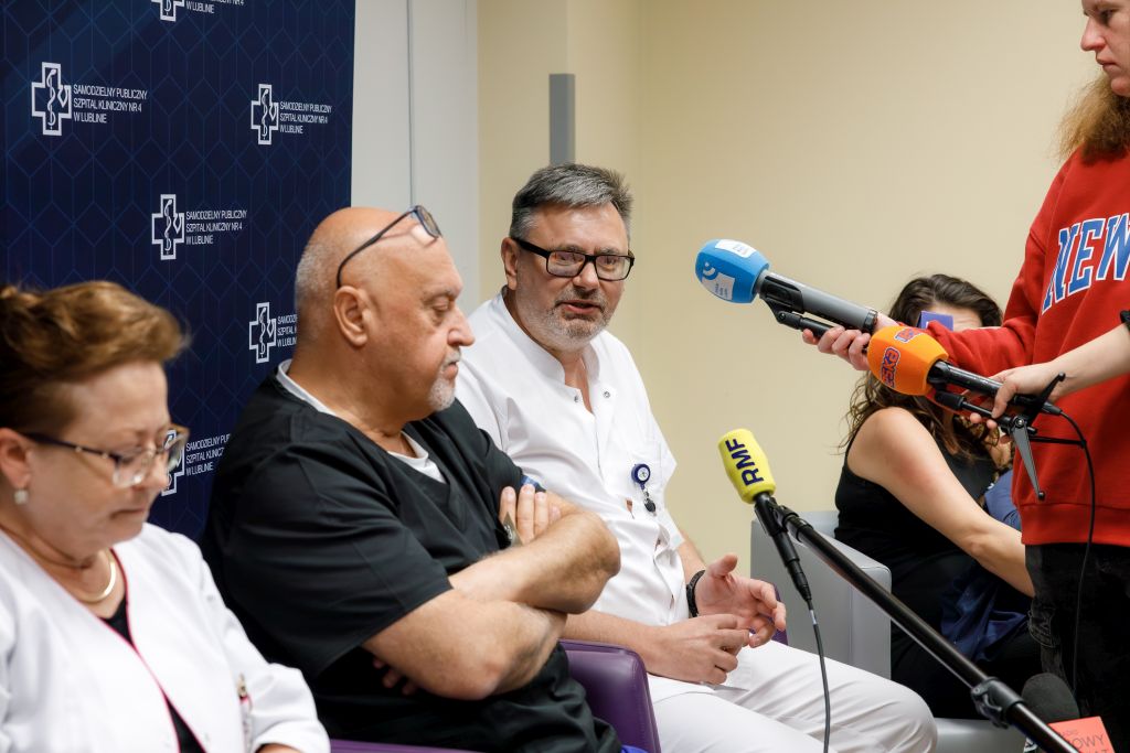 Prof. Przemysław Matras rozmawiający z dziennikarzami podczas spotkania prasowego na temat żywienia pozajelitowego. Obok niego prof. Bożena Leszczyńska-Gorzelak i prof. Tomasz Paszkowski