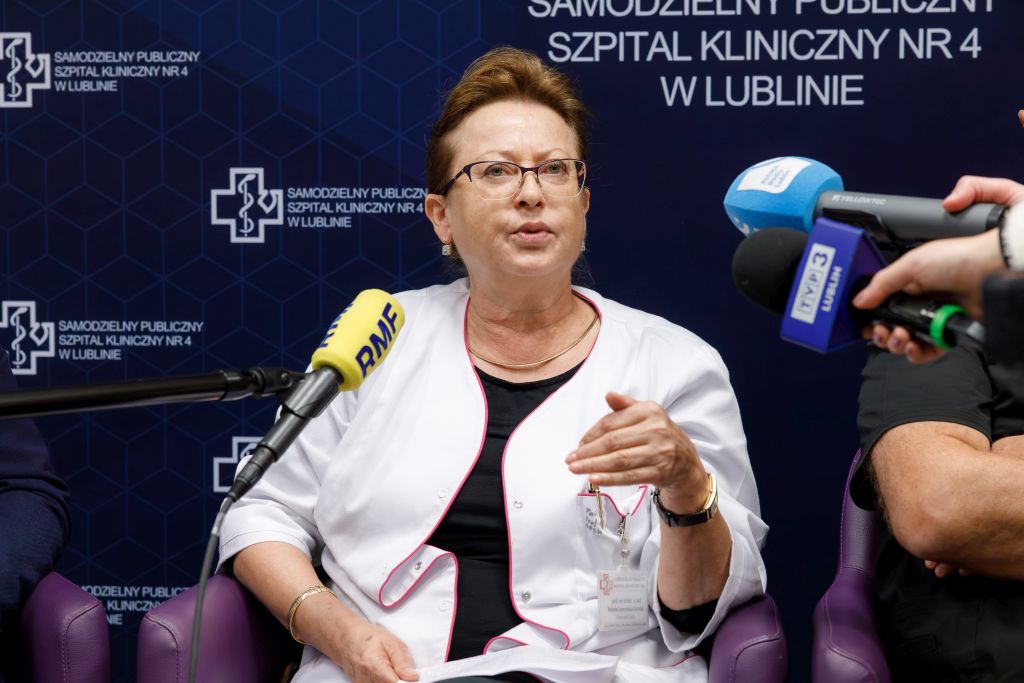 Prof. Bożena Leszczyńska-Gorzelak rozmawia z dziennikarzami podczas spotkania prasowego na temat żywienia pozajelitowego w ciąży