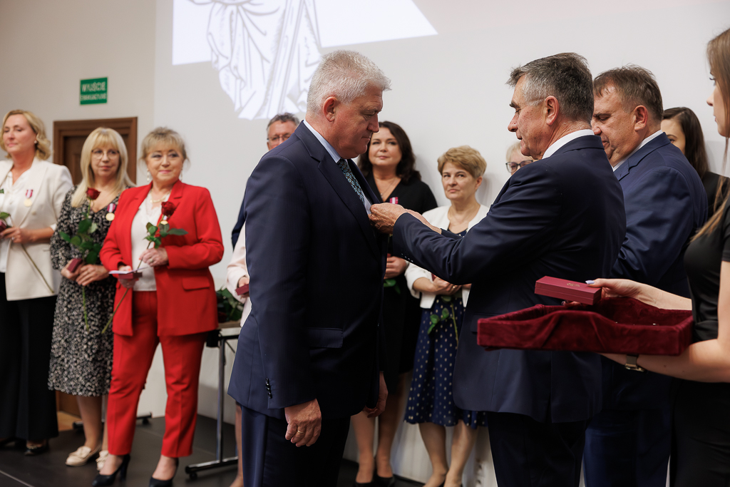 Prof. Tomasz Zapolski odznaczany medalem przez wojewodę Lecha Sprawkę i rektora UM, prof. Wojciecha Załuskę