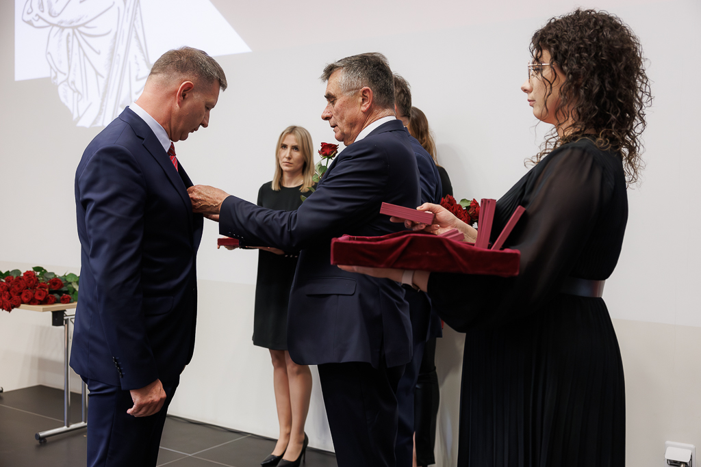 Dr n. med. Wojciech Brzozowski odznaczany medalem przez wojewodę Lecha Sprawkę i rektora UM, prof. Wojciecha Załusk