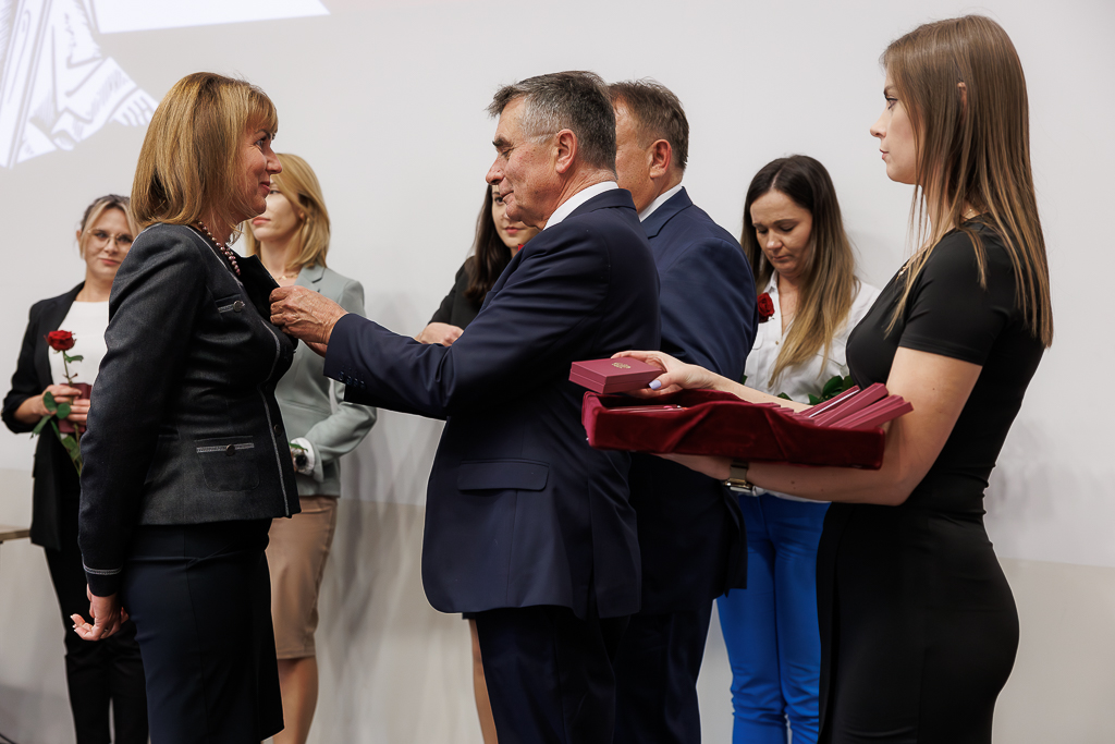  Prof. Żaneta Kimber-Trojnar odznaczana medalem przez wojewodę Lecha Sprawkę i rektora UM, prof. Wojciecha Załuskę