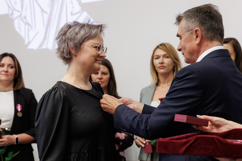Uśmiechnięta dr Katarzyna Sawicka odznaczona medalem przez wojewodę Lecha Sprawkę 