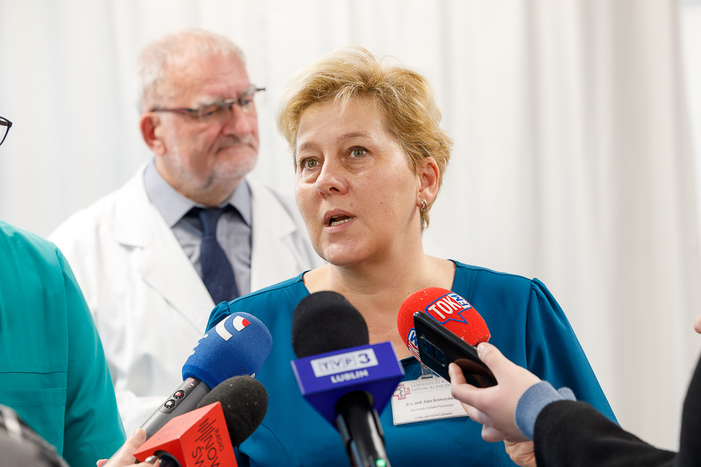Dr Anna Krawczyńska przed mikrofonami dziennikarzy. Z tyłu prof. Andrzej Wysokiński