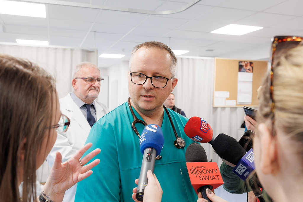 Dr Robert Błaszczyk rozmawiający z dziennikarzami. Z tyłu prof. Andrzej Wysokiński