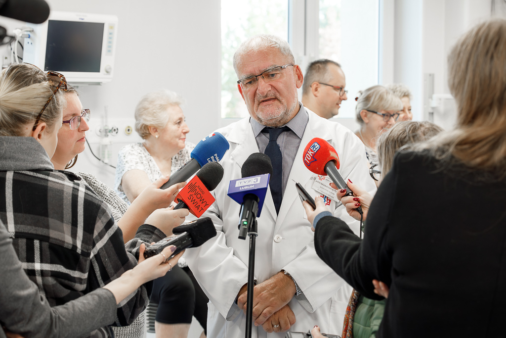 Prof. Andrzej Wysokiński rozmawiający z dziennikarzami. Z tyłu pacjenci i dr Robert Błaszczyk