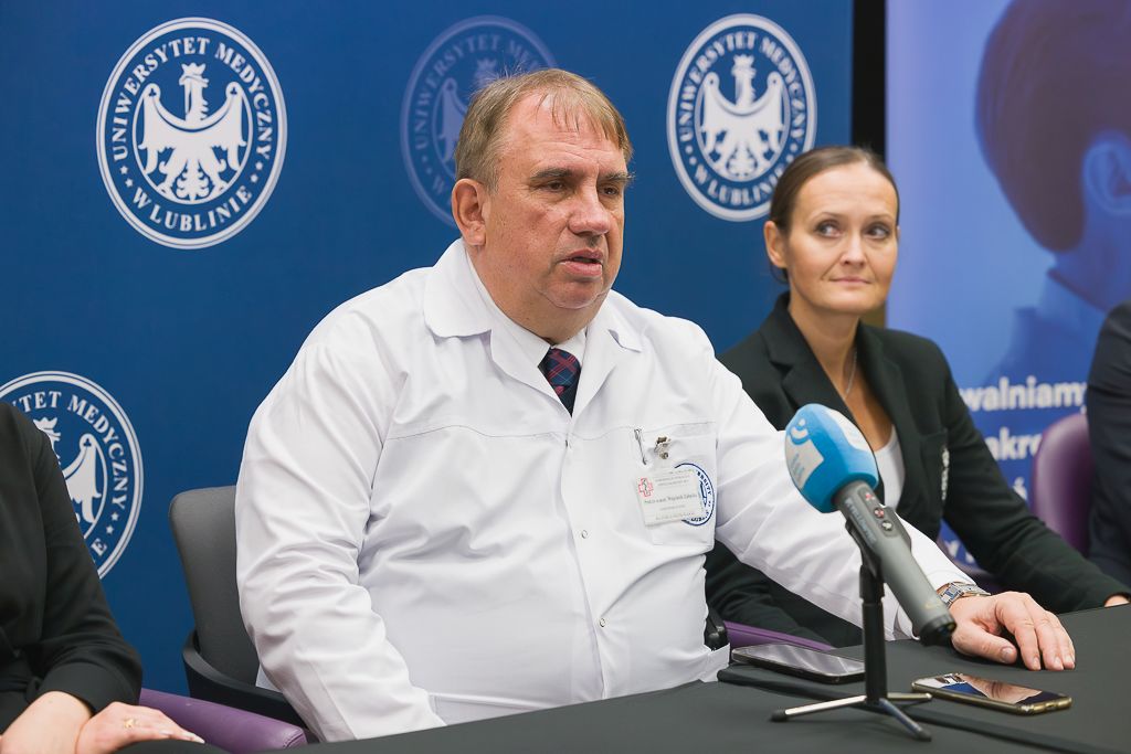 Rektor Uniwersytetu Medycznego w Lublinie prof. dr hab. n. med. Wojciech Załuska oraz prof. dr hab. n. med. Anna Torres