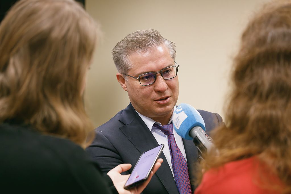 Prof. Krzysztof Giannopoulos udziala wywiadu dziennikarkom
