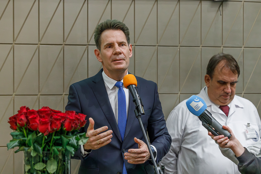 Dyrektor Naczelny SPSK Nr 4 w Lublinie, dr n. med. Radosław Starownik, obok prof. Wojciech Załuska. Z przodu bukiet róż.