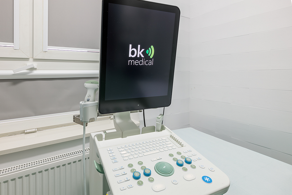 Zakupiony przez szpital aparat USG w zbliżeniu na monitor i konsolę