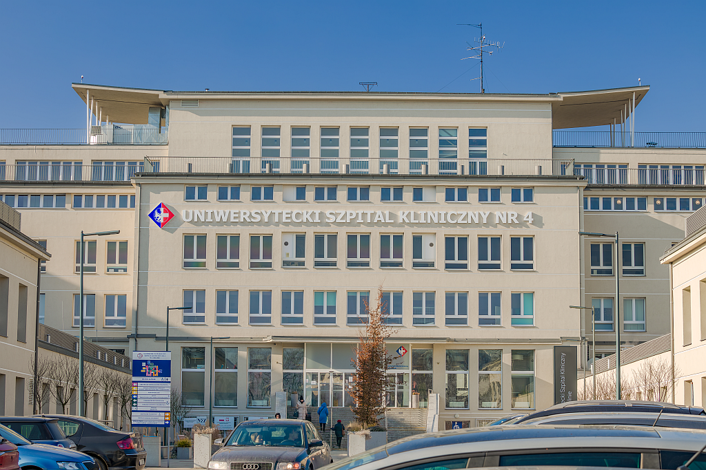 Wejście główne do Uniwersyteckiego Szpitala Klinicznego Nr 4 w Lublinie - widok z parkingu.