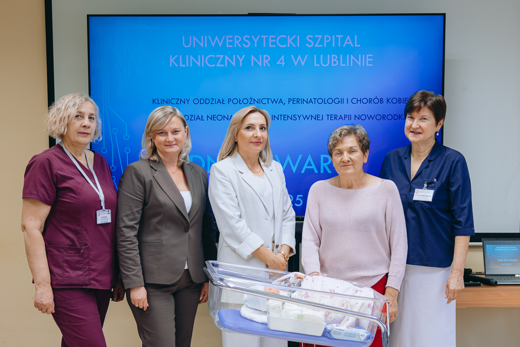 Na tle prezentacji na niebieskim tle, stoją organizatorki Dni Otwartych: od lewej Jadwiga Kucio, Agnieszka Szczepanowska, Agnieszka Szmigielska, Zdzisława Szczygieł, dr n. med. Eulalia Majewska.