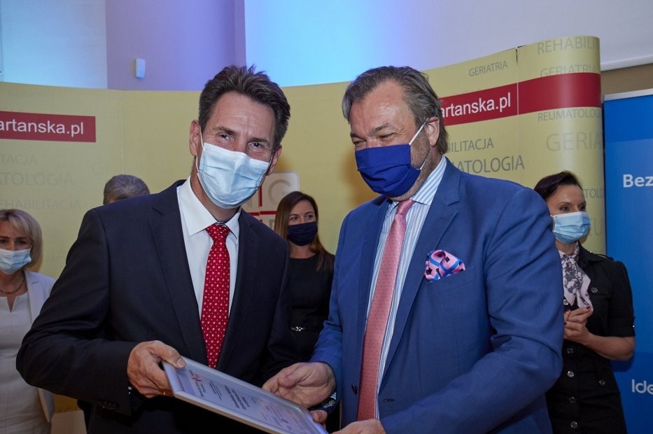 Dyrektor Naczelny SPSK Nr 4 w Lublinie dr n. med. Radosław Starownik odbierający nagrodę. 