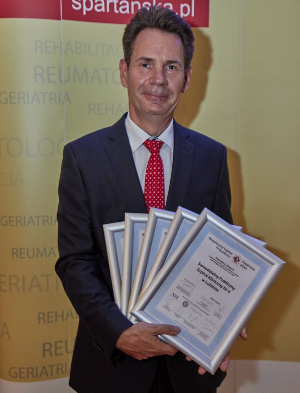 Dyrektor Naczelny SPSK Nr 4 w Lublinie dr n. med. Radosław Starownik prezentuje dyplomy.