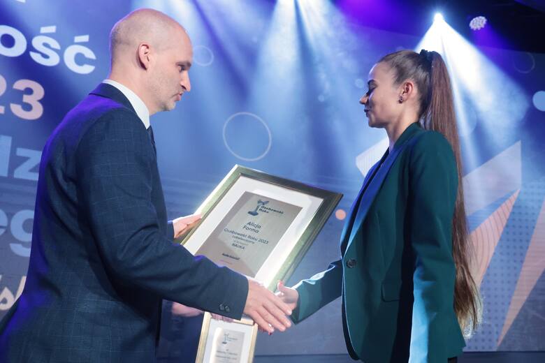 Alicja Forma odbiera nagrodę