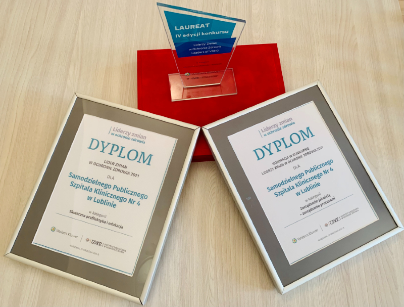 Dyplomy i statuetka otrzymane przez SPSK Nr 4 podczas gali finałowa IV edycji konkursu "Liderzy zmian w ochronie zdrowia".