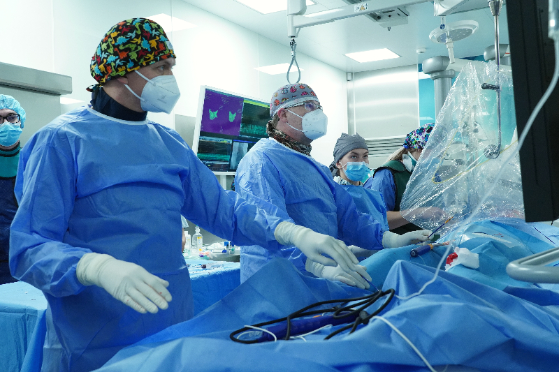 Zespół Klinicznego Oddziału Elektrokardiologii SPSK Nr 4 w Lublinie przeprowadzający zabieg metodą elektroporacji