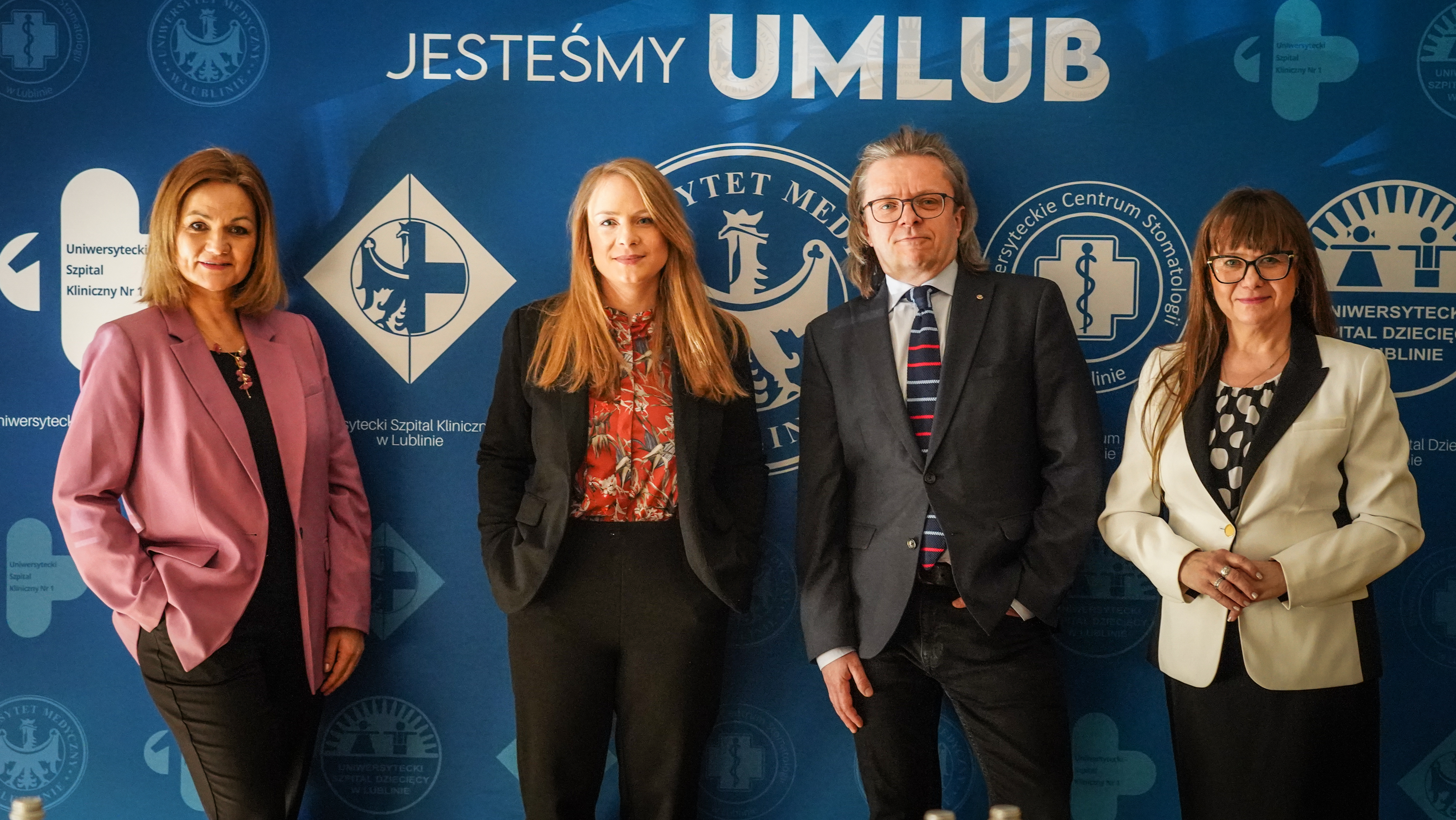 Od lewej: Anna Guzowska, Alina Pospischil, Wojciech Brakowiecki i Agnieszka Osińska na ściance z napisem "Jesteśmy UMLub"
