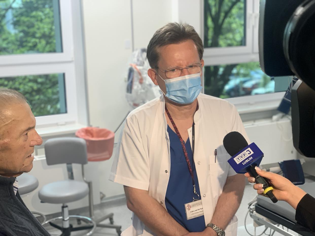 Dr hab. Piotr Waciński z pacjentem Janem Szajdą przed mikrofonem i kamerą telewizyjną