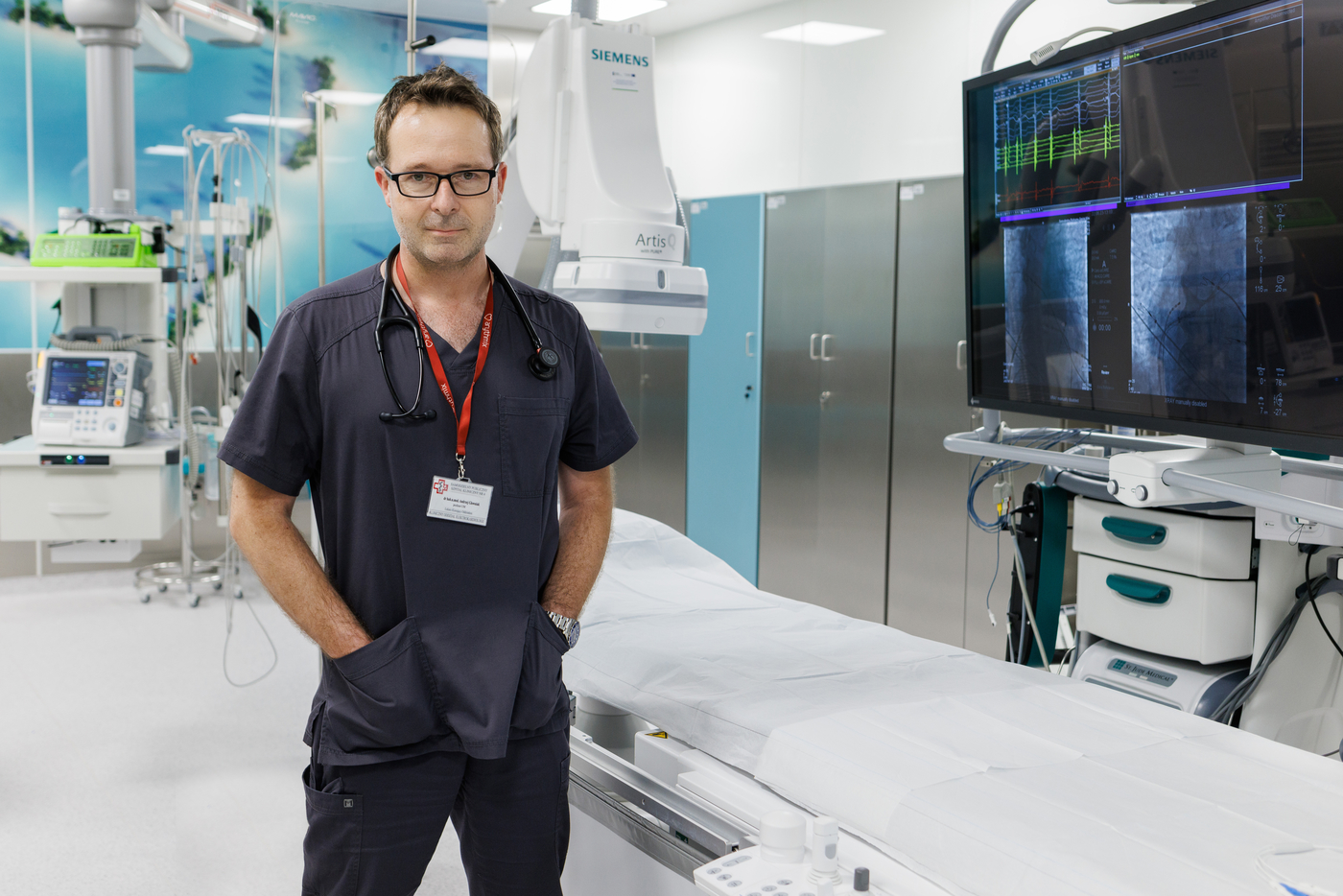 Dr hab. n. med. Andrzej Głowniak stojący w sali operacyjnej.