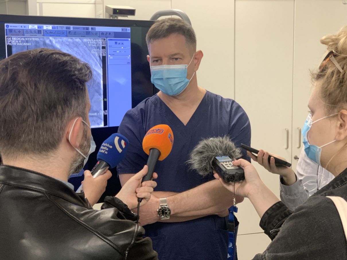 Dr n. med. Wojciech Brzozowski podczas rozmowy z dziennikarzami