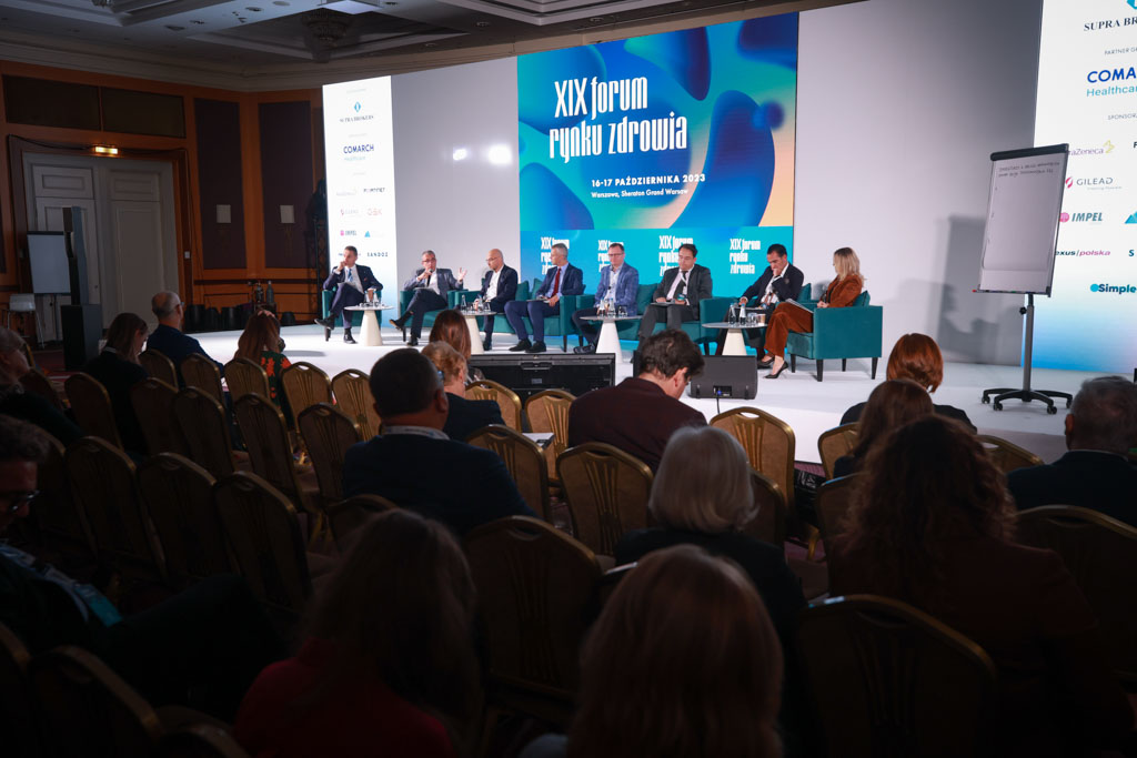 Sala, w której obywała się sesja podsumowująca tegoroczne Forum Rynku Zdrowia z prelegentami, prowadzącą sesję oraz gośćmi.