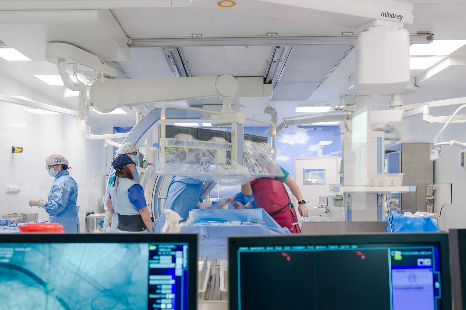 Cesarskie cięcie i embolizacja tętniaka w jednej sali operacyjnej. Interdyscyplinarna współpraca pozwoliła uratować zdrowie matki i dziecka