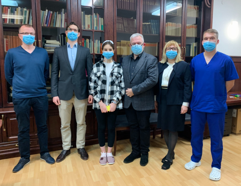 Część zespołu biorącego udział w operacji. Od lewej: Damian Drożdżal, elektrofizjolog, dr n. med. Paweł Szmygin, neurochirurg, Lilia Liashehenko, pacjentka, prof. dr hab. n. med. Radosław Rola, neurochirurg, kierownik Klinicznego Oddziału Neurochirurgii i Neurochirurgii Dziecięcej SPSK Nr 4 w Lublinie, dr n. med. Agnieszka Cegiełkowska-Bednarczyk, neuropsycholog, Oleksandr Melnyk, instrumentariusz 