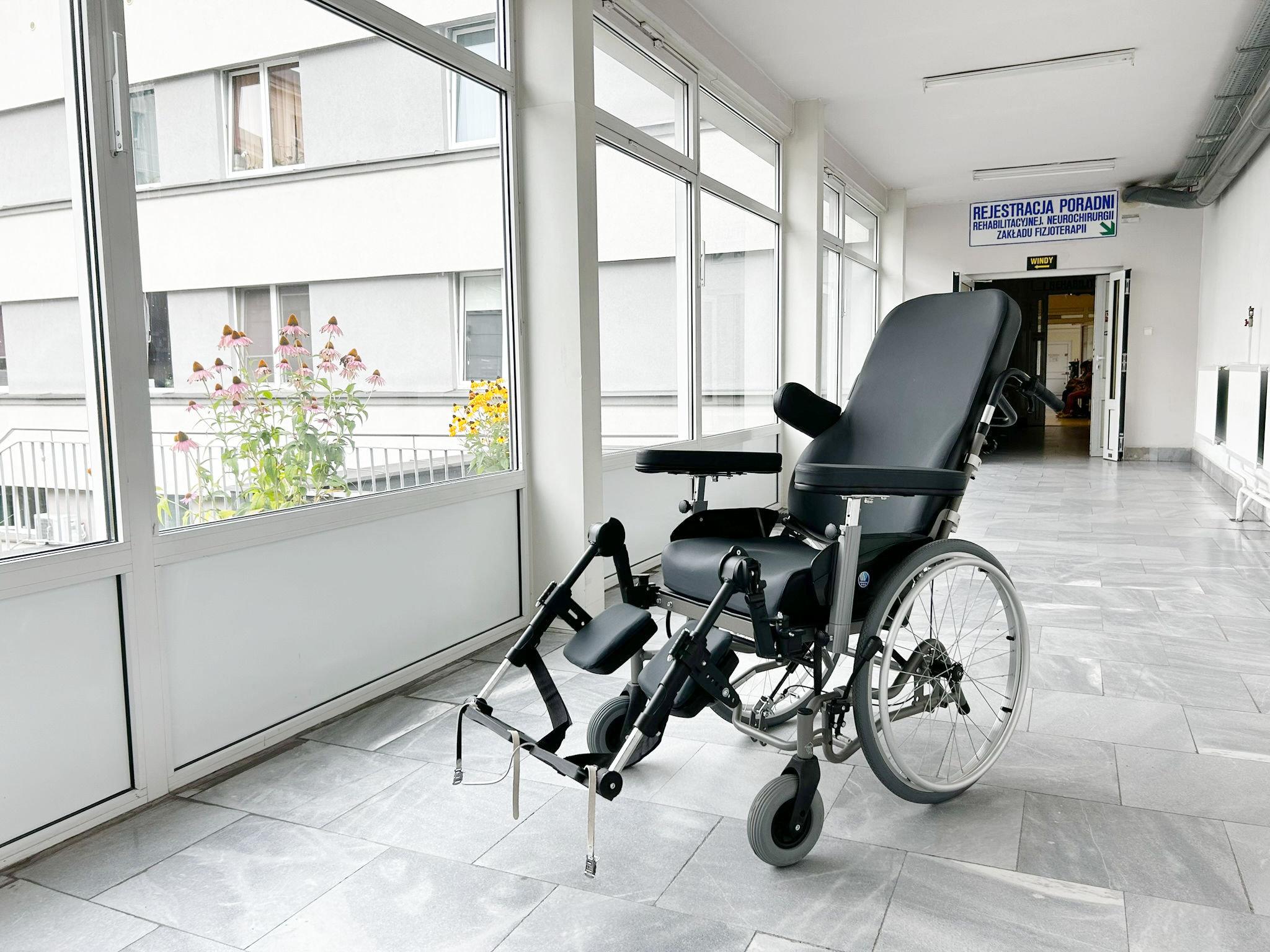 Wózek inwalidzki w korytarzu szpitala