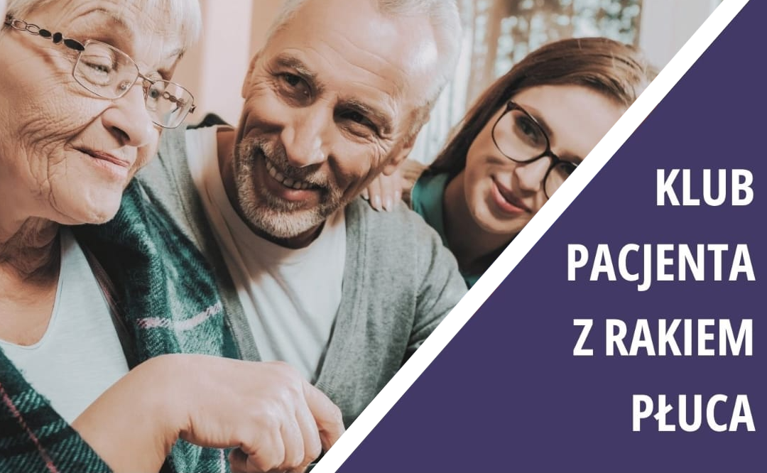 Plansza ucięta na ukos, po lewej stronie dwie kobiety - starsza i młodsza oraz mężczyzna uśmiechają się, po prawej stronie biały napis na granatowym tle z napisem Klub Pacjenta z Rakiem Płuca