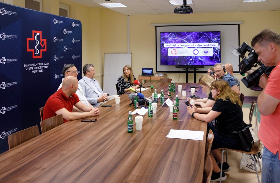 Konferencja dotycząca narkotyków  - sala wypełniona uczestnikami konferencji i dziennikarzami
