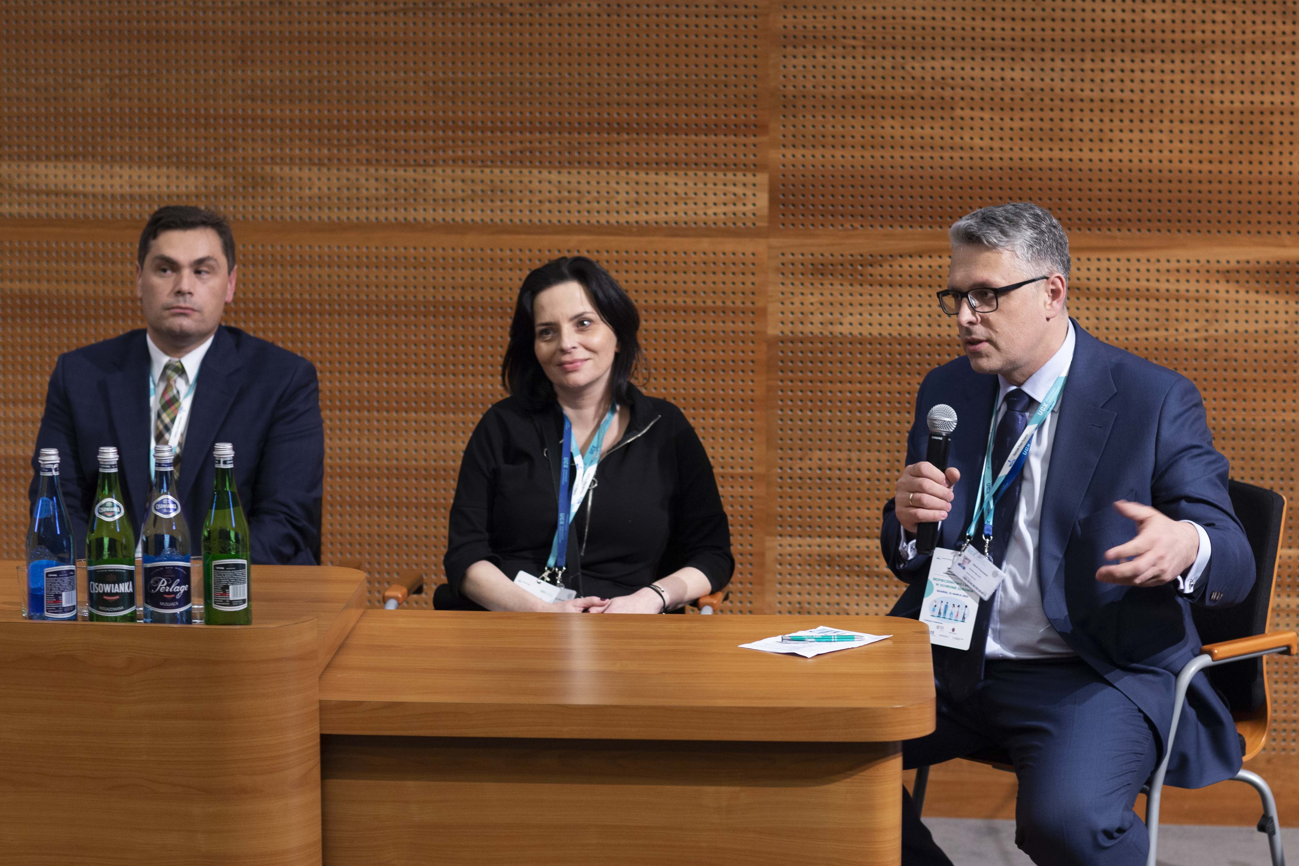 Konferencja w UCK. Od lewej: prof. dr hab. Kamil Torres, Prorektor ds. Kształcenia i Dydaktyki Uniwersytetu Medycznego w Lublinie, chirurg plastyczny i rekonstrukcyjny SPSK Nr 4, Małgorzata Dąbrowska, Kierownik Centralnego Laboratorium, Jakub Kraszewski, Dyrektor Naczelny Uniwersyteckiego Centrum Klinicznego, moderator dyskusji.