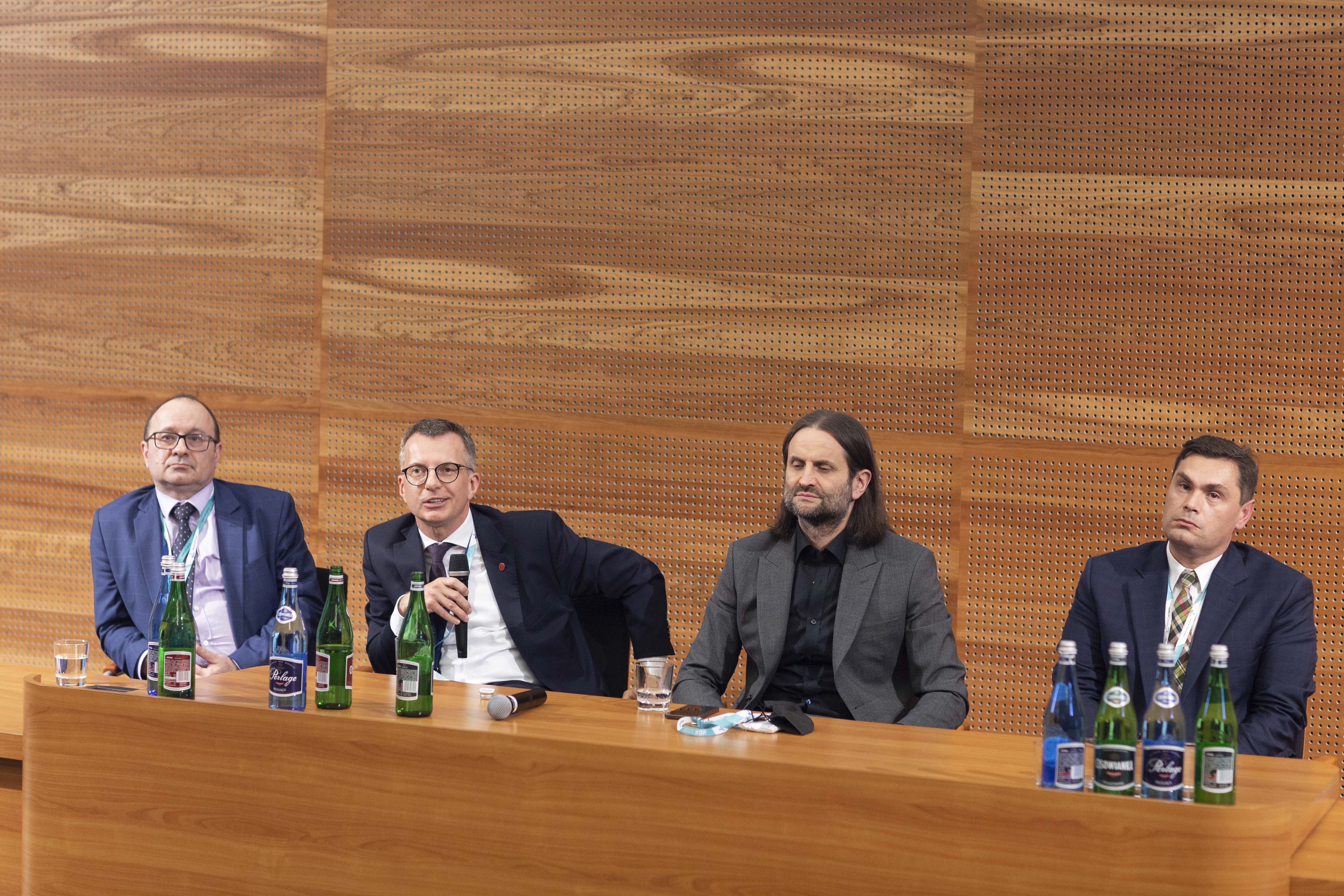 Konferencja w UCK, sesja z prof. Torresem. Od lewej: prof. dr hab. Marcin Gruchała - Rektor Gdańskiego Uniwersytetu Medycznego, Piotr Bromber - Podsekretarz Stanu w Ministerstwie Zdrowia, prof. dr hab. Kamil Torres, Prorektor ds. Kształcenia i Dydaktyki Uniwersytetu Medycznego w Lublinie, chirurg plastyczny i rekonstrukcyjny SPSK Nr 4.