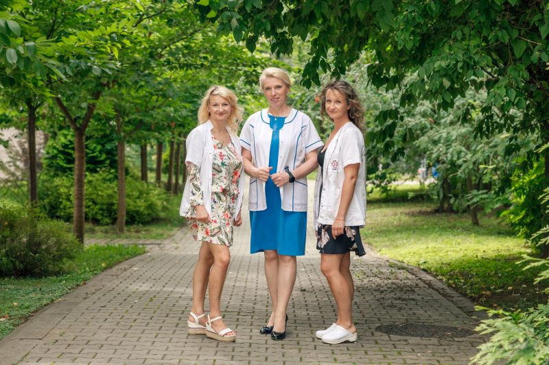 Zespół koordynatorek pakietu onkologicznego na tle ścieżki w parku przed szpitalem