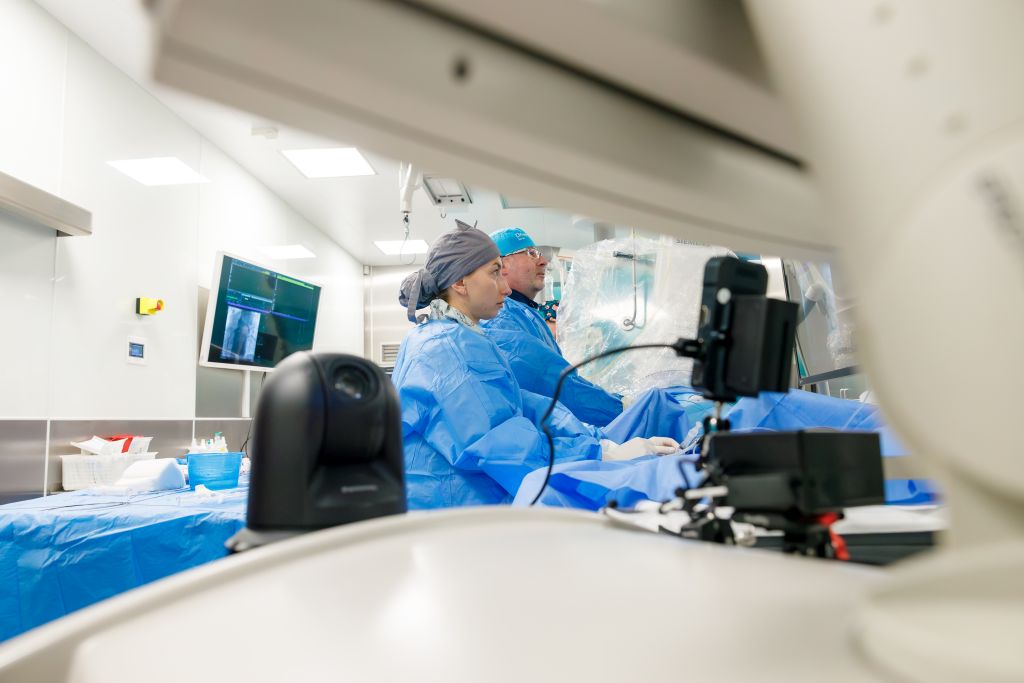Lekarze Klinicznego Oddziału Elektrokardiologii przy zabiegu