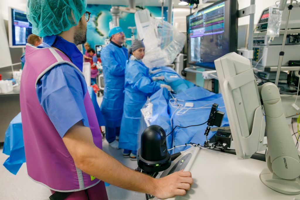 Lekarze Klinicznego Oddziału Elektrokardiologii przy zabiegu 2