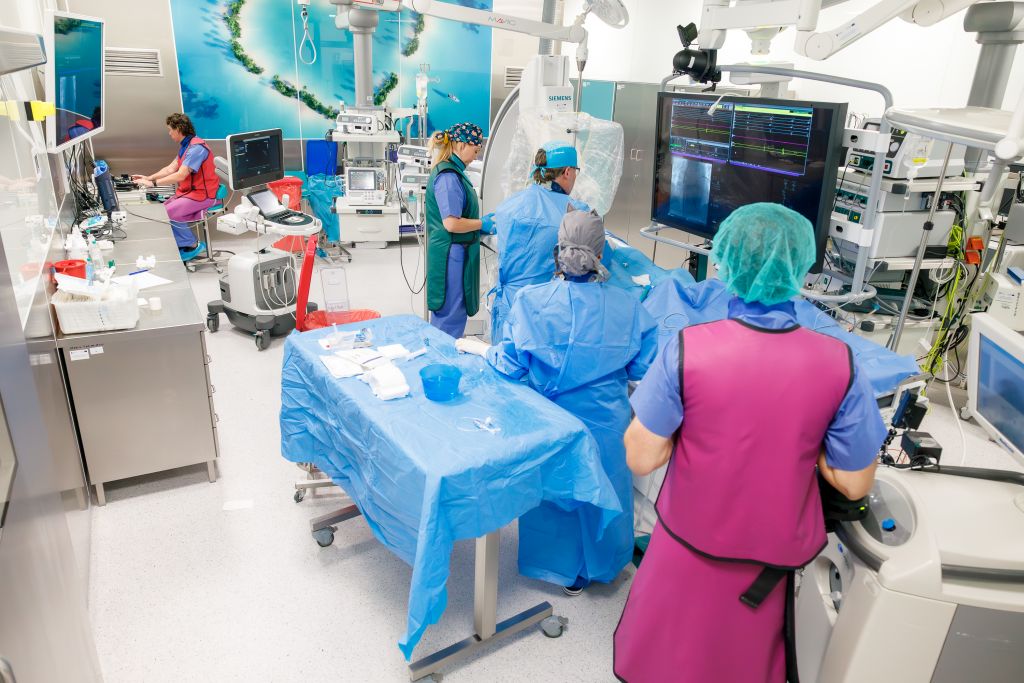 Lekarze Klinicznego Oddziału Elektrokardiologii przy zabiegu