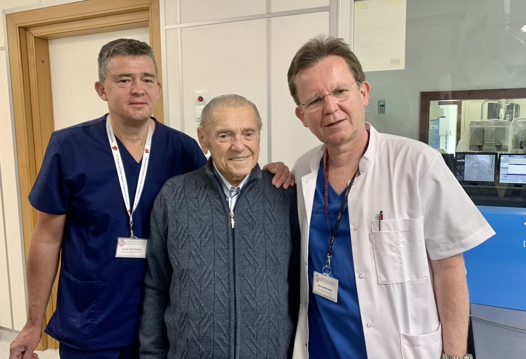 Dr med. Andrzej Madejczyk i dr hab. Piotr Waciński z pacjentem, panem Janem Szajdą po zabieg