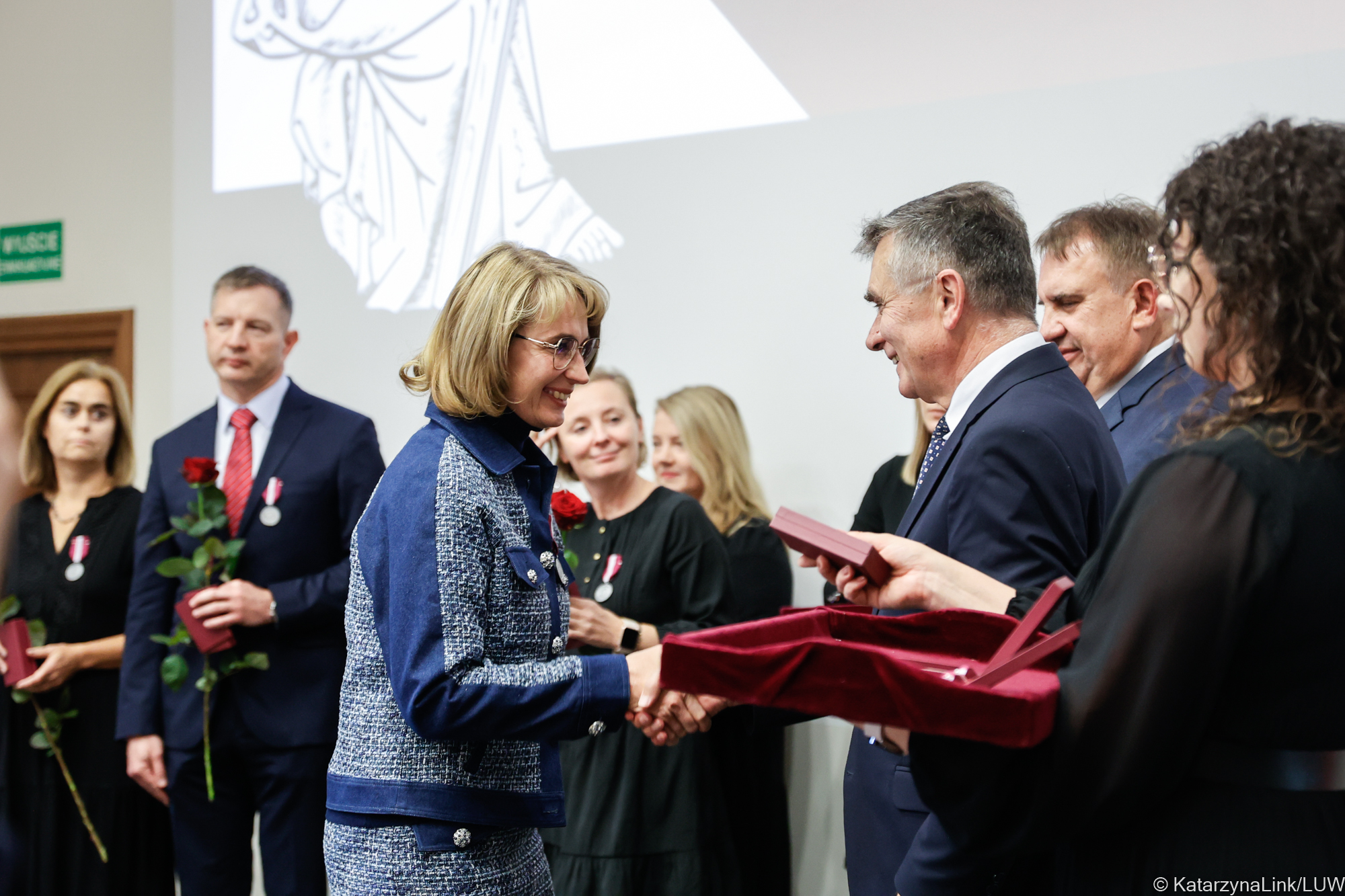 Magdalena Sobstyl odznaczona medalem przez wojewodę Lecha Sprawkę i rektora UM, prof. Wojciecha Załuskę (Fot. Katarzyna Link/LUW)