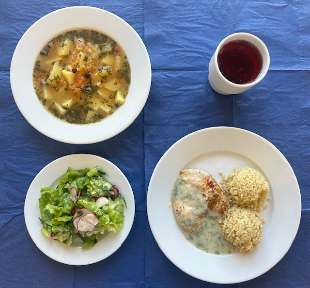 na talerzach zupa grochowa, bitka drobiowa, sos koperkowy, kasza bulgur, surówka wiosenna wielowarzywna, w kubku kompot 