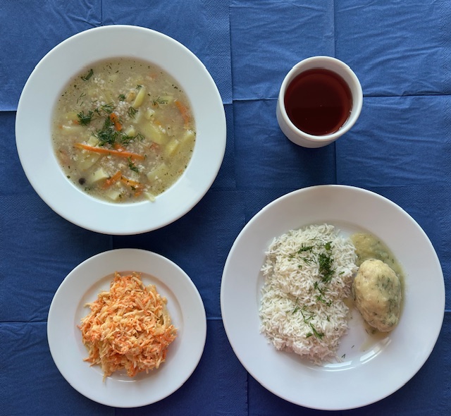na talerzach zupa krupnik jęczmienny, pulpet rybny, sos koperkowy, ryż basmati, surówka z jarzyn mieszanych, w kubku kompot
