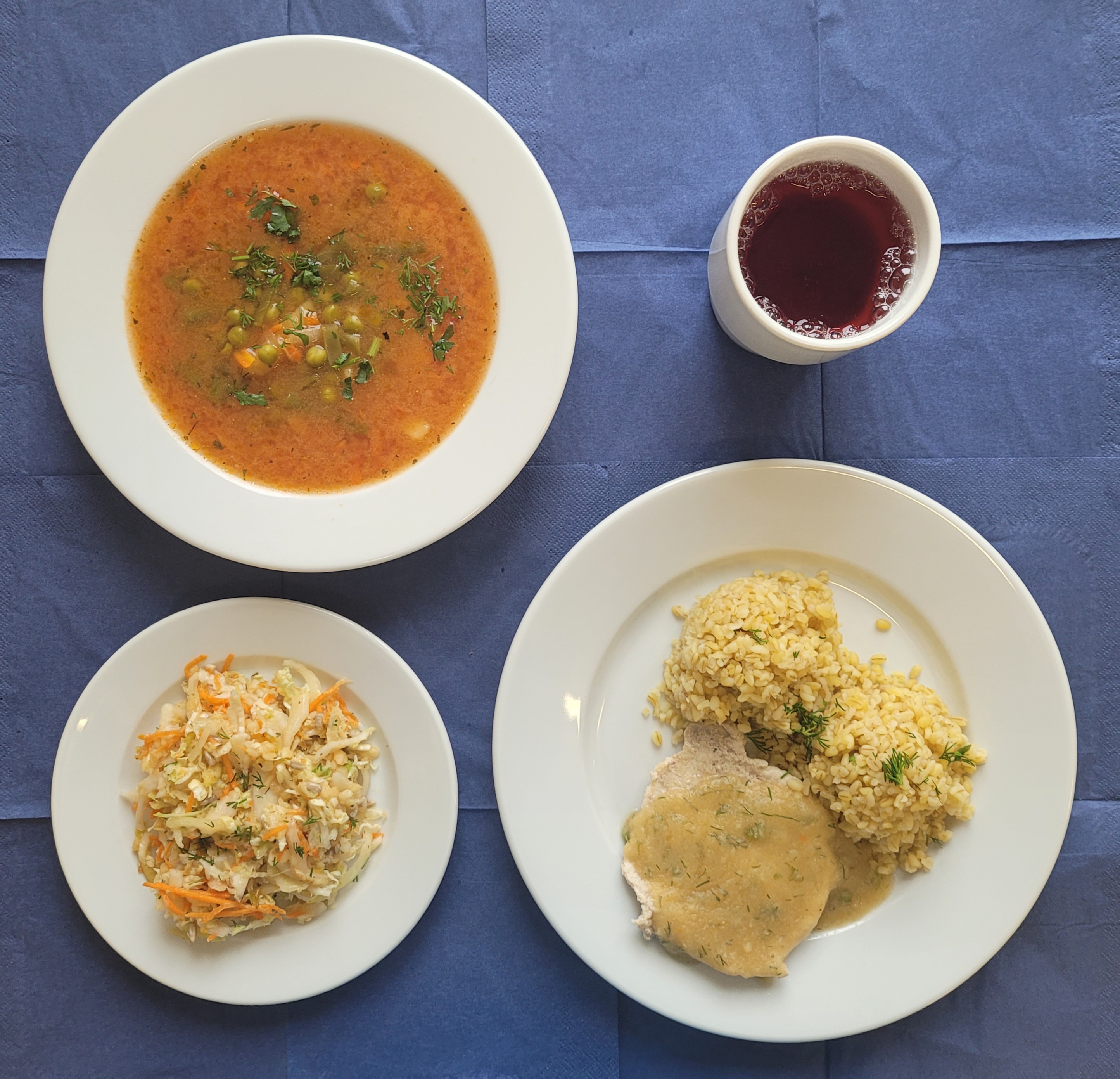 Na talerzach : zupa pejzanka, bitka schabowa, sos koperkowy, kasza bulgur, surówka z kapusty pekińskiej z vinegret, w kubku kompot z owoców mrożonych bez cukru