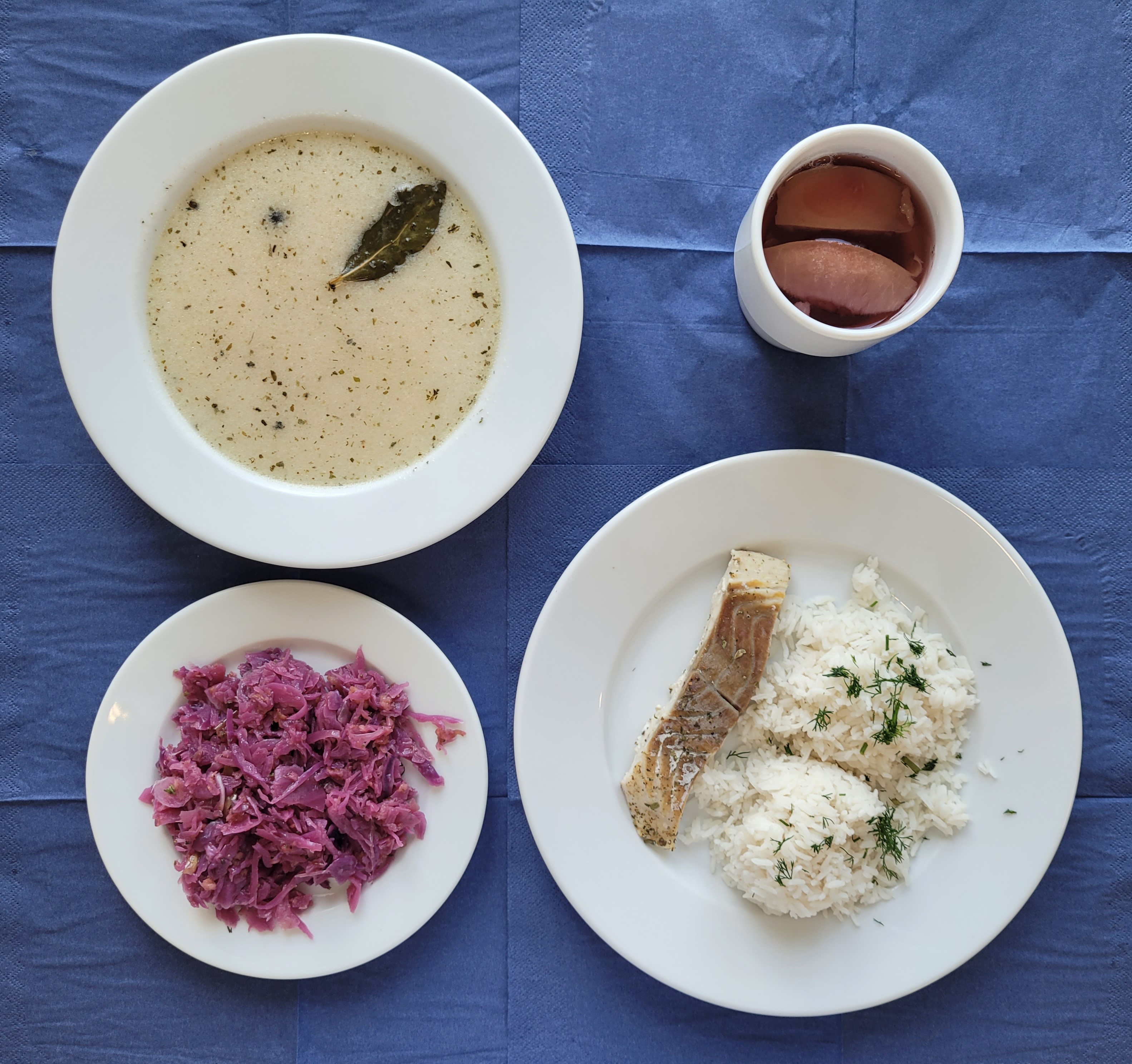 Na talerzach: zupa selerowa z makaronem, ryba Dorsz pieczony, ryż Basmati, surówka z czerwonej kapusty , w kubku kompot z owoców mrożonych bez cukru