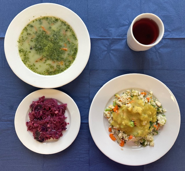 na talerzach zupa szpinakowa z ziemniakami, ryż z kurczakiem i warzywami, sos curry, surówka z czerwonej kapusty, w kubku kompot 