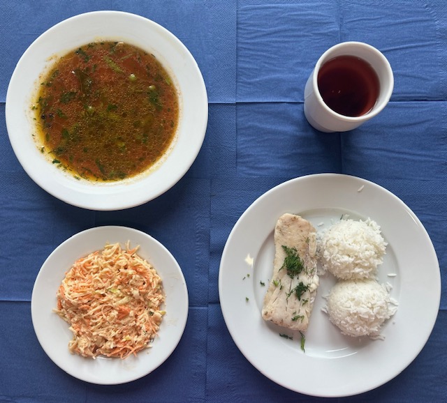 na talerzach zupa pejzanka, morszczuk pieczony, ryż basmati, surówka z jarzyn mieszanych, w kubku kompot 