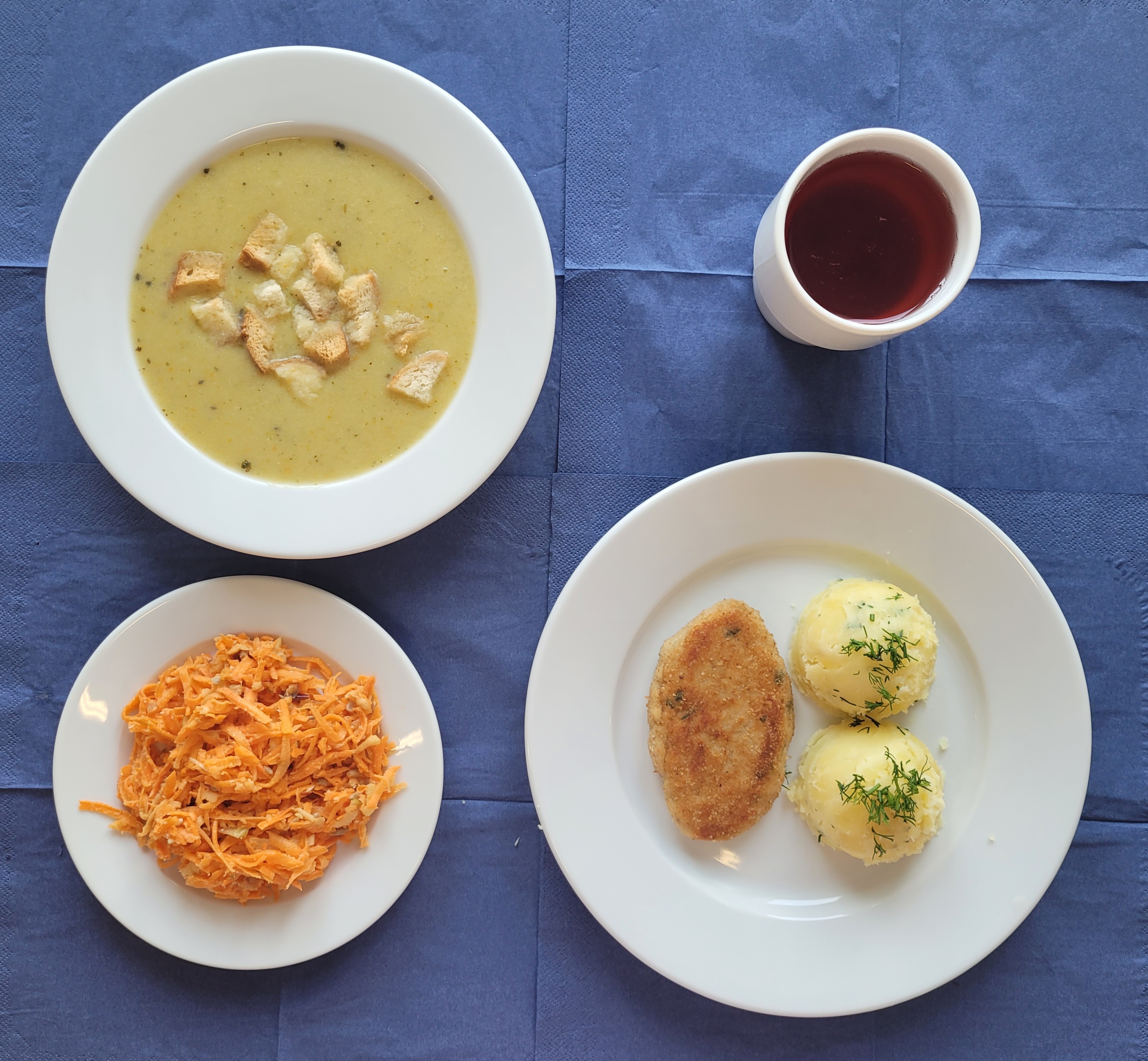 Na talerzach: zupa jarzynowa z grzankami , kotlet pożarski drobiowy smażony, ziemniaki młode, surówka z marchewki , chrzanu i słonecznika , w kubku kompot z owoców mrożonych  z cukrem