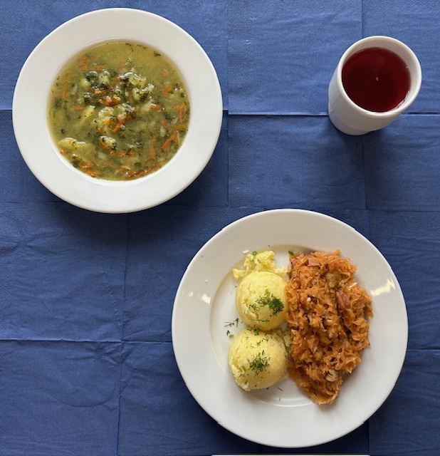 na talerzach zupa szpinakowa z ziemniakami, Bigos z kiszonej kapusty, Ziemniaki gotowane 200g, w kubku kompot 