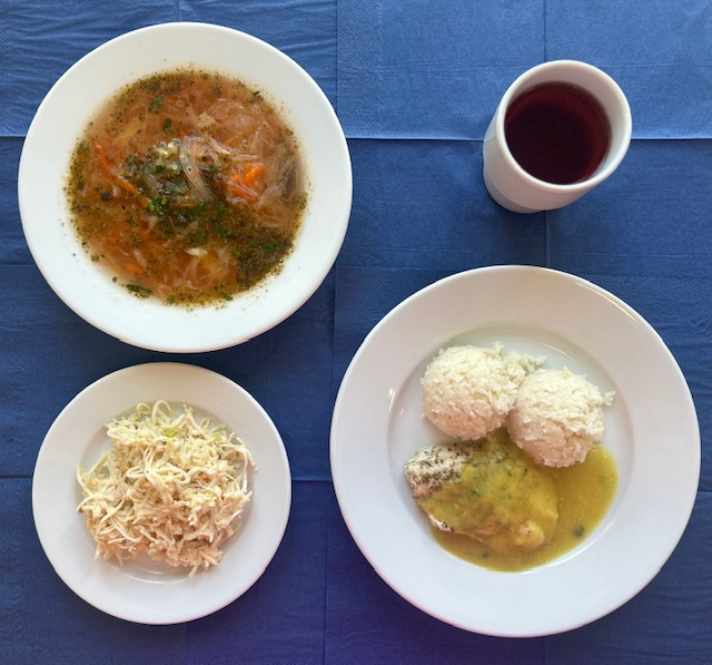 na talerzach kapuśniak z ziemniakami, bitka drobiowa z sosem curry, ryż biały, surówka z selera i jabłka z jogurtem, w kubku kompot 