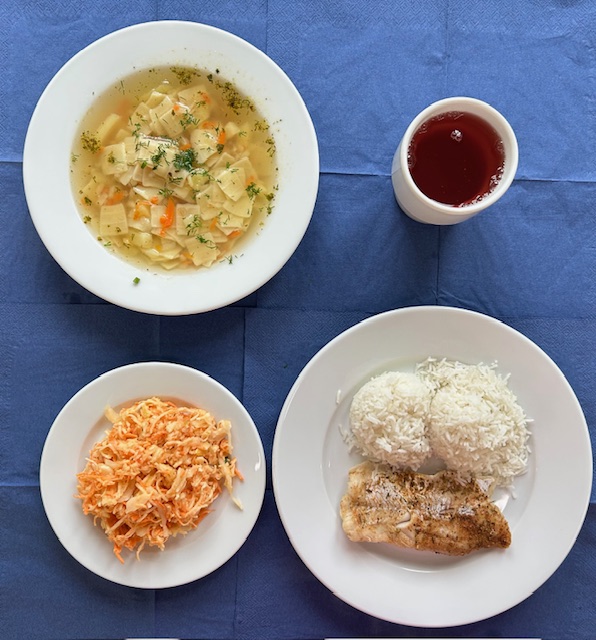 na talerzach zupa zacierka, ryba morszczuk pieczona, ryż basmati, surówka z jarzyn mieszanych, w kubku kompot 